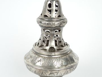 Encensoir en argent, poinçon Minerve, à décor de feuillage. Poids : 22
