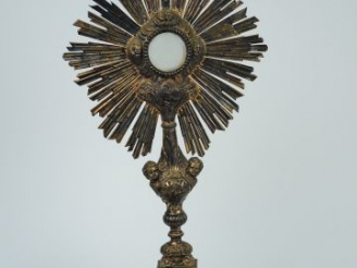 Vente aux enchères Ostensoir en vermeil, poinçon Minerve, à décor repoussé d'anges. Poids