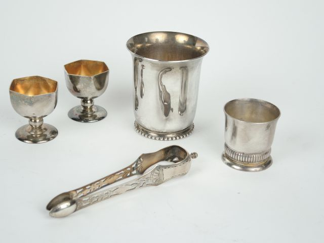 timbale de forme tulipe en argent, poinçon Minerve, à  décor de perles