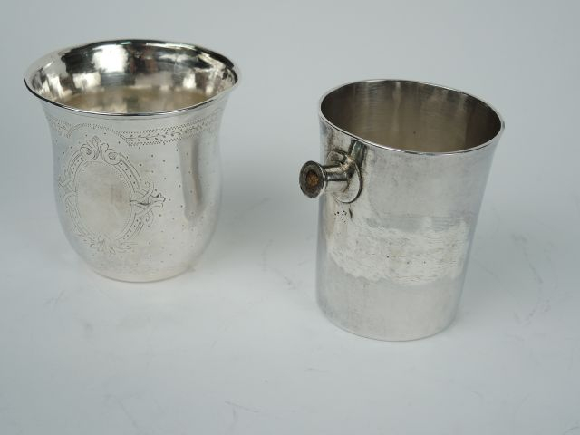 Partie de verseuse en argent (manques), on y joint une timbale en méta