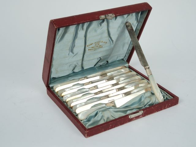 Suite de 12 couteaux à fruit, lames en argent anglais, manches en nacr