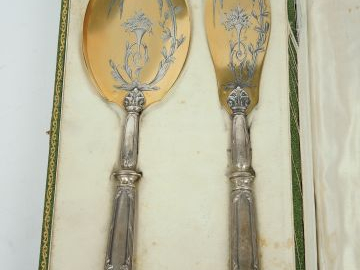Service à glace manches argent fourré, de style Louis XVI. Dans son éc
