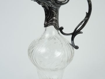 Aiguière en cristal et métal argenté, à décor de rinceaux feuillagés. 