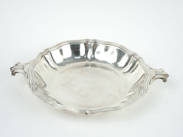 CHRISTOFLE. Plat creux à anses, bords chantournés à filets