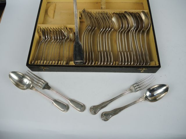 Deux parties de ménagère en métal argenté, 6 couverts et 6 petites cui