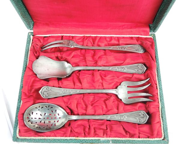 Nécessaire à douceur Art Nouveau en métal argenté, comprenant quatre p