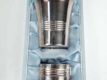 Timbale et rond de serviette en métal argenté. Dans son coffret