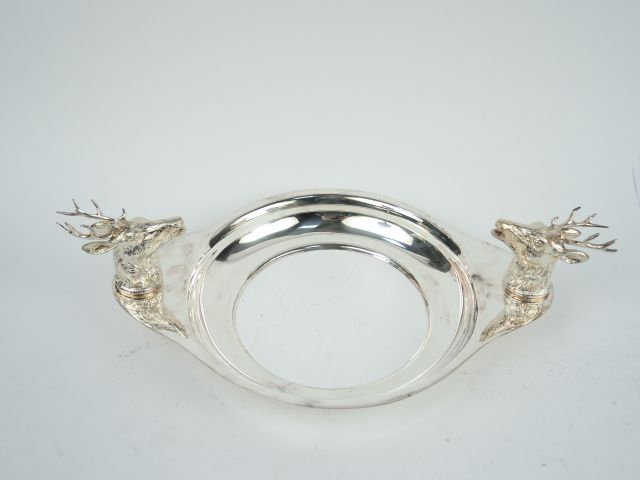 Monture de plat en métal argenté, prises en forme de têtes de cerfs.