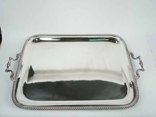 Grand plateau en métal argenté, à décor de frise de godrons, anses à d