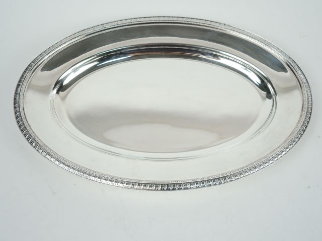GALLIA. Plat ovale en métal argenté, à décor d'une frise de feuilles d