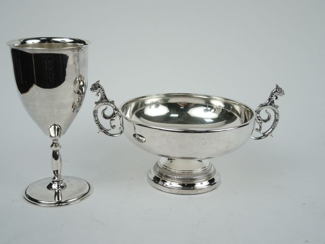 Coupe à anses sur piédouche, prises à décor d'animaux fantastiques. On