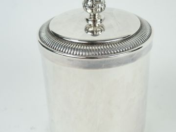 Pot couvert en métal argenté, à décor de godrons.