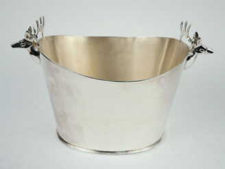 Vente aux enchères Raffraichissoir en métal argenté, prises en forme de cerf.