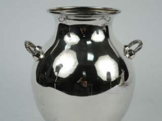 Vente aux enchères Vase à anses en métal argenté