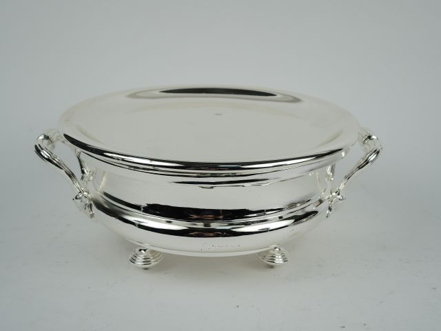 CHRISTOFLE. Chauffe plat en métal argenté, anses à décor feuillagé, qu