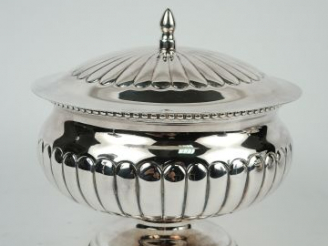 Vente aux enchères Pot couvert sur piédouche en métal argenté à décor de godrons