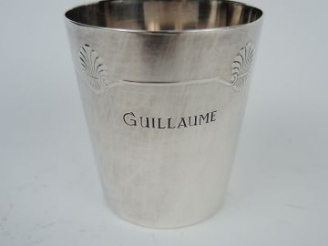 Vente aux enchères Timbale en métal argenté, à décor de coquilles, gravée Guillaume.