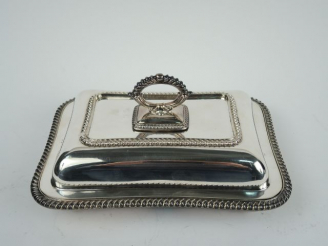 Vente aux enchères Légumier en métal argenté, à décor de godrons stylisés, poignée amovib