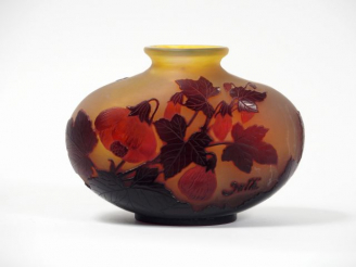 Vente aux enchères GALLE. Vase ovoïde à panse aplatie en verre, à décor gravé en camée et