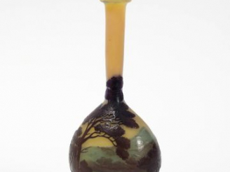 Vente aux enchères GALLE. Soliflore en verre, à décor gravé en camée et à l'acide de pays