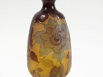 GALLE. Vase ovoïde en verre, à décor gravé en camée et à l'acide de fl