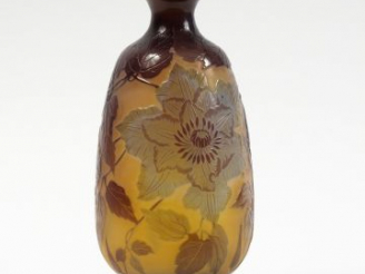 Vente aux enchères GALLE. Vase ovoïde en verre, à décor gravé en camée et à l'acide de fl