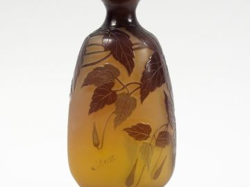 GALLE. Vase ovoïde en verre, à décor gravé en camée et à l'acide de fl