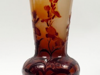 Vente aux enchères GALLE. Grand vase en verre, à décor gravé en camée et à l'acide et lus