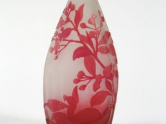 Vente aux enchères GALLE. Vase ovoïde à côtes en verre, à décor gravé en camée et à l'aci