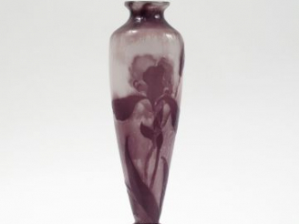Vente aux enchères GALLE. Vase en verre, à décor gravé en camée et à l'acide d'iris mauve
