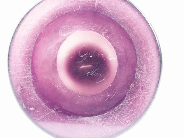 GALLE. Vase en verre, à décor gravé en camée et à l'acide d'iris mauve