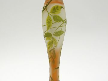 GALLE. Vase ovoïde en verre, à décor gravé en camée et à l'acide de fe