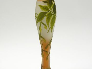 GALLE. Vase ovoïde en verre, à décor gravé en camée et à l'acide de fe