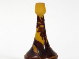 Vente aux enchères GALLE. Soliflore en verre, à décor gravé en camée et à l'acide de fleu