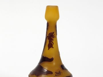 GALLE. Soliflore en verre, à décor gravé en camée et à l'acide de fleu