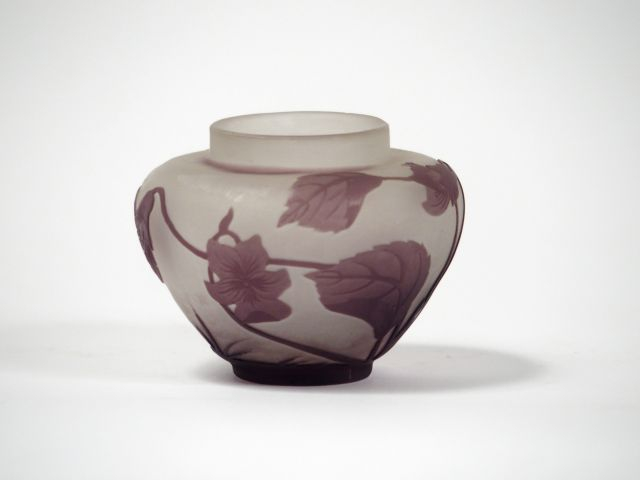 GALLE. Vase ovoïde en verre, à décor gravé en camée et à l'acide de fl