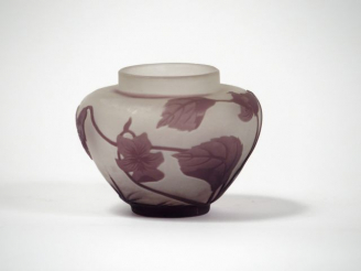 Vente aux enchères GALLE. Vase ovoïde en verre, à décor gravé en camée et à l'acide de fl