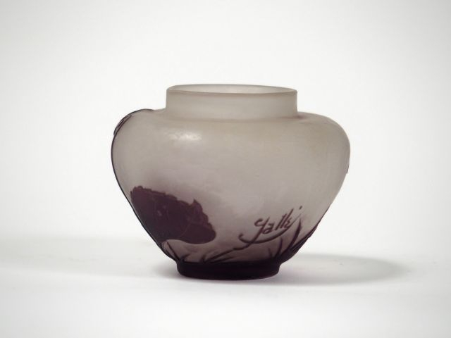 GALLE. Vase ovoïde en verre, à décor gravé en camée et à l'acide de fl