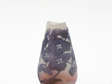 GALLE. Vase en verre, à décor gravé en camée et à l'acide d'hortensias