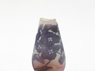 Vente aux enchères GALLE. Vase en verre, à décor gravé en camée et à l'acide d'hortensias