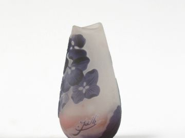 GALLE. Vase en verre, à décor gravé en camée et à l'acide d'hortensias