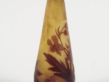 GALLE. Vaporisateur en verre, à décor gravé en camée et à l'acide de f