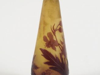 Vente aux enchères GALLE. Vaporisateur en verre, à décor gravé en camée et à l'acide de f