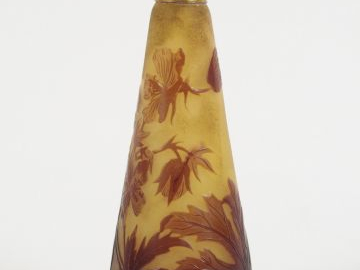 GALLE. Vaporisateur en verre, à décor gravé en camée et à l'acide de f