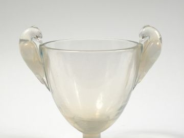 LALIQUE. Coupe à anses en cristal et cristal opalescent, à décor d'ois