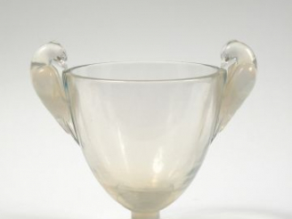Vente aux enchères LALIQUE. Coupe à anses en cristal et cristal opalescent, à décor d'ois