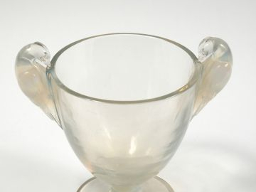 LALIQUE. Coupe à anses en cristal et cristal opalescent, à décor d'ois