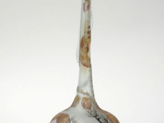 Vente aux enchères DAUM. Soliflore en verre, à décor gravé en camée et à l'acide de paysa