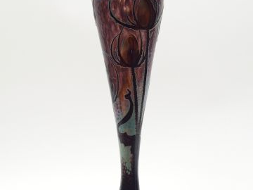 DAUM. Grand vase en verre, à décor de chardons bleus et mauves sur fon