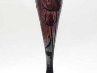 Vente aux enchères DAUM. Grand vase en verre, à décor de chardons bleus et mauves sur fon